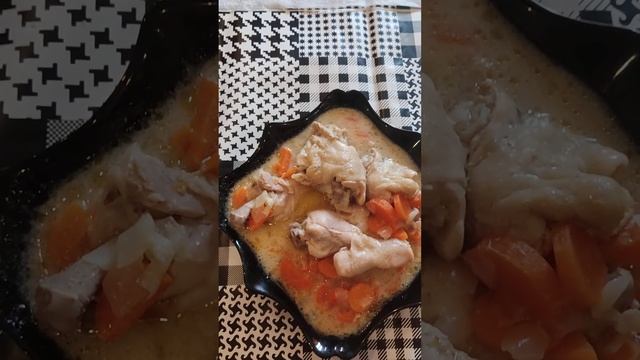 Курица ,тушенная с сырном соусе