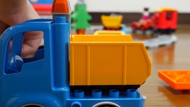 Поезд Томас Lego Duplo☆ Играем с большим количеством игрушек, строительной техники и самосвалов!