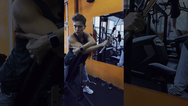 Прорабатываем мышцы спины с помощью наклонной лавки