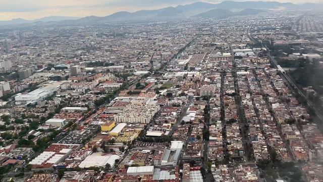 Landing an Airplane in Mexico City  / Посадка самолёта в Мехико