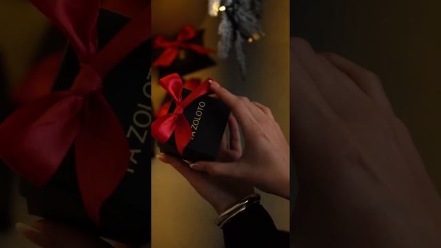 На модели Итальянская коллекция украшений:
• Гибкие браслеты из золота шириной 3,5мм и 9мм
Колье шир