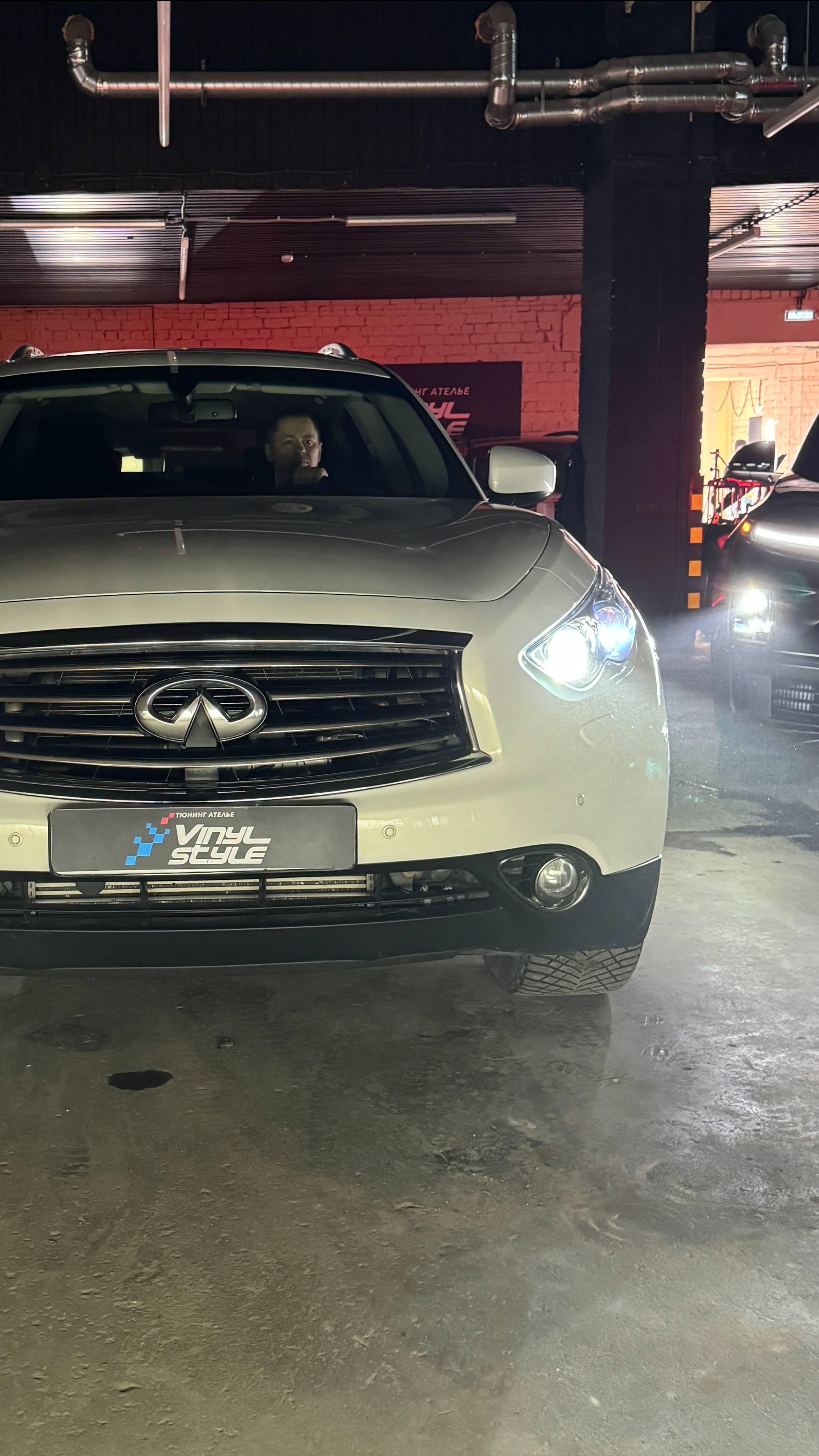 Вместо штатного ксенона Infiniti QX 70 установили bi-led модули Aozoom A4+