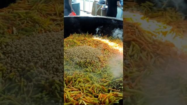 Uzbek pilaf in the Big Mega Kazan 🔥 Besh qozon #food#Youtubeshorts#streetfood#Tashkent#Uzbekistan