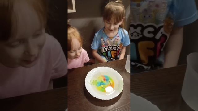 Как сделать РАДУЖНЫЙ УЗОР из конфет? #лайк #подписка
