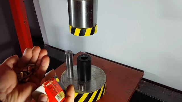 HYDRAULIC PRESS AGAINST CARTRIDGES IN A CLOSED CONTAINER