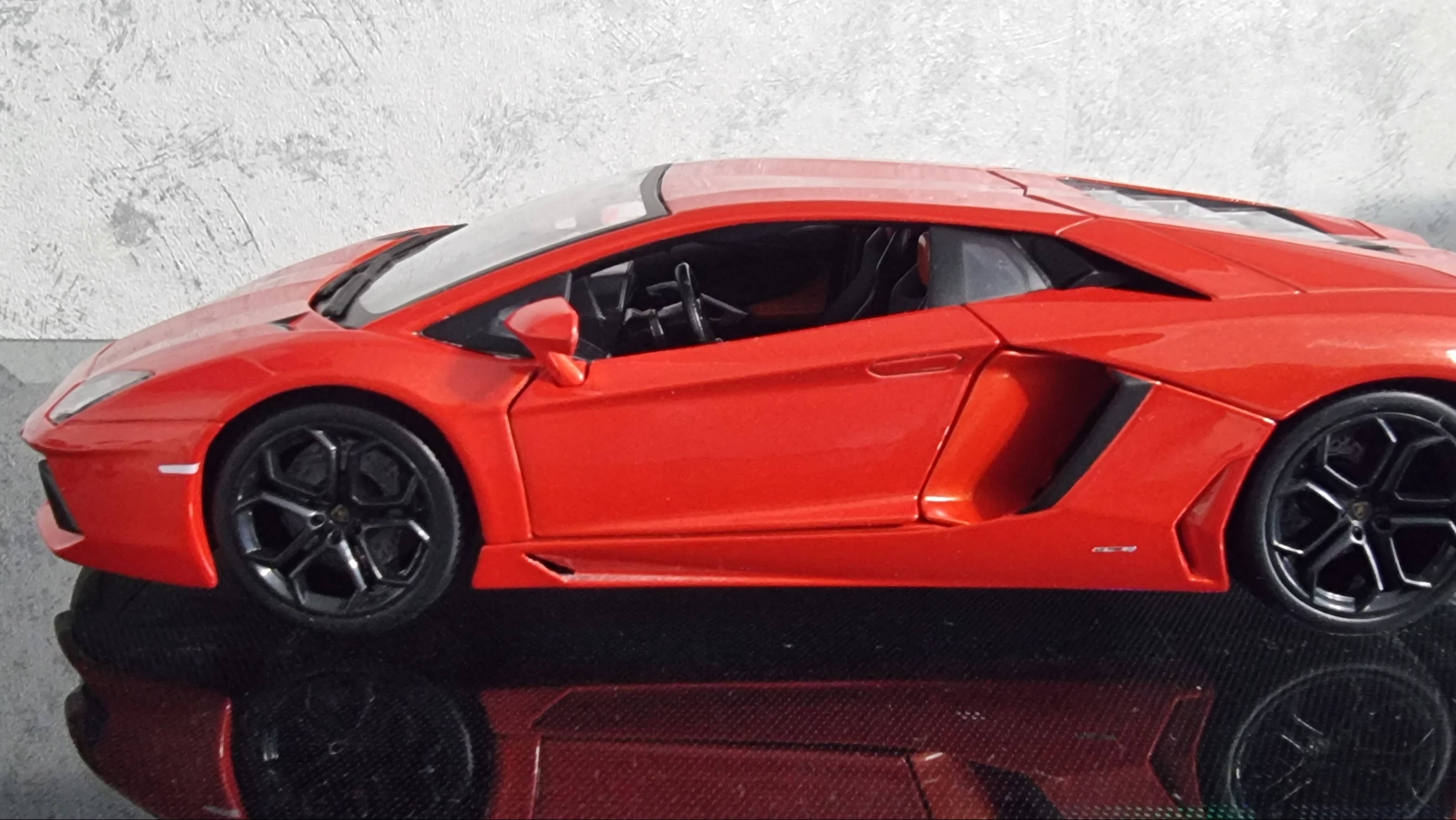 Lamborghini Aventador LP700-4 от Bburago 1:18