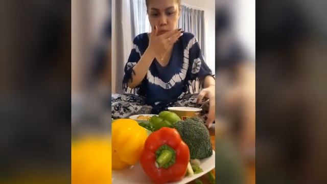 DJ Butterfly makan paprika