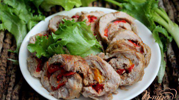 Мясной рулет с болгарским перцем и луком