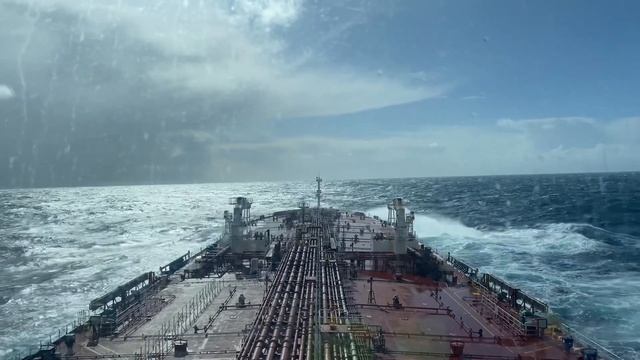 A Fully loaded tanker passing Bay of Biscay / Полностью гружёный  танкер проходит Бискайский залив