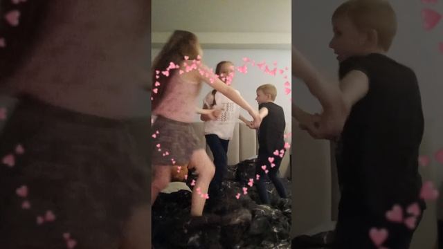когда Аня приехала к Диане и Павлу 😁 сразу танцуем танец 👯