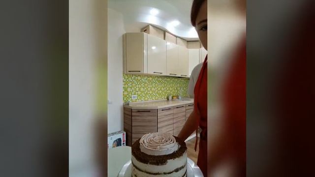 Как я декорировала клубничный торт✨💞