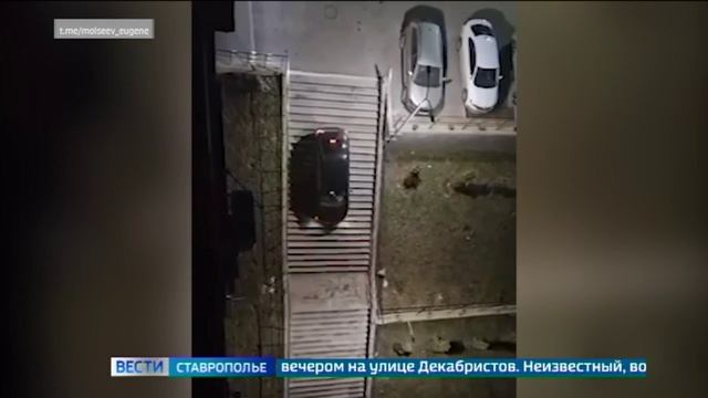 В Кисловодске водитель съехал на машине по уличной лестнице