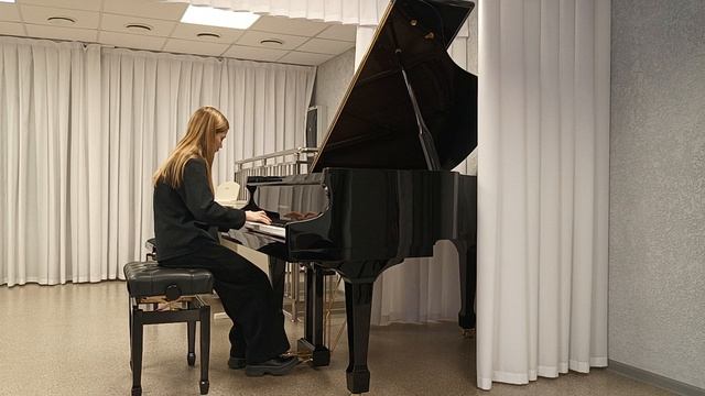 1000037658.mp4 Александрова Катя 12 л. Н. Торопова "Романс" сольное испол. сред. группа, г. Белово