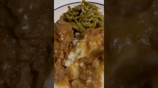 Smothered Fried Chicken in gravy with Mashed potatoes and French style Green beans #shorts #food