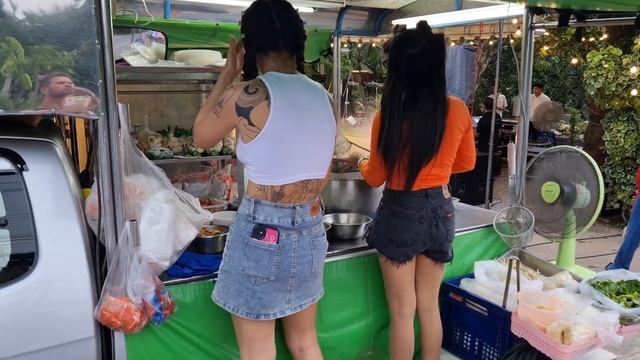 Working HARD under the rain - Thai street food