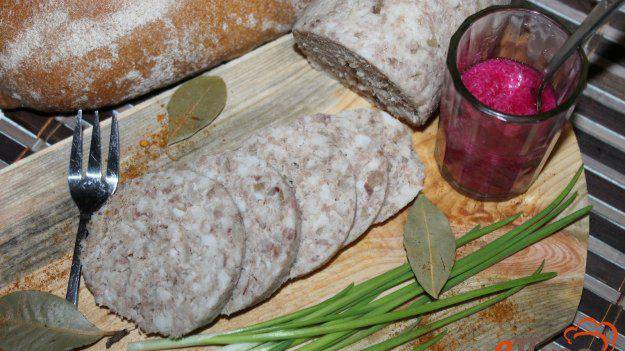 Закусочная колбаса из свиного сала и мяса