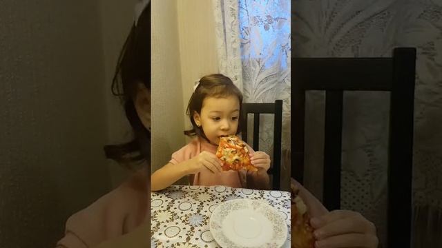 маленькая я ем пиццу