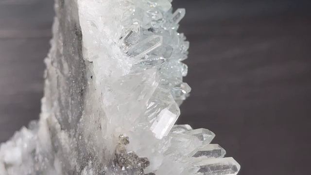 Сфалерит на хризантемном кварце. Мьянма. Друза