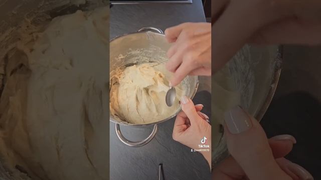 Пироги в духовке с ревенем и клубникой .