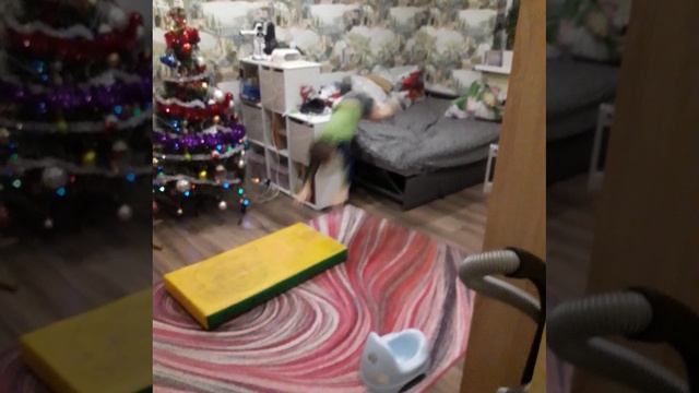 Как я в 4 года научился делать кувырок и напугал родителей.