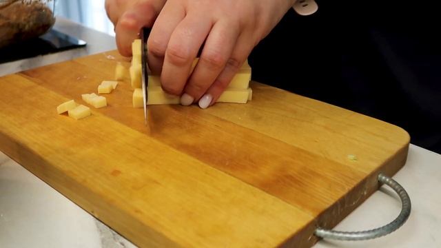 Легкий салат с фасолью и сухариками
