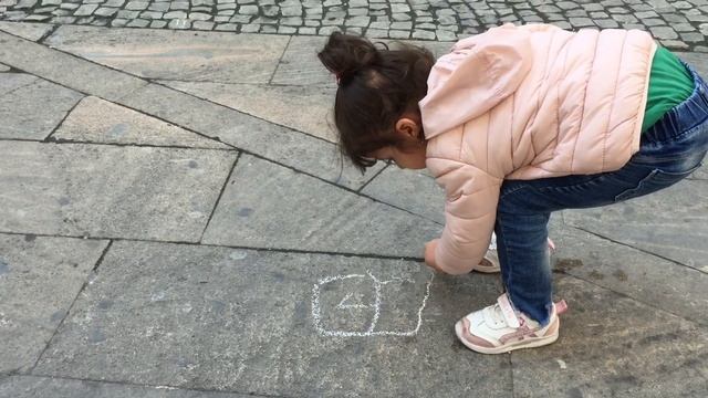 Prinsessa Aybeniz qushlari yemleyir