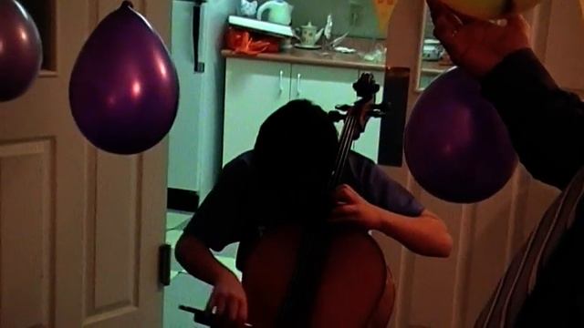 Рео Ямамото играет на день рождения Айыллаану. 8 лет.