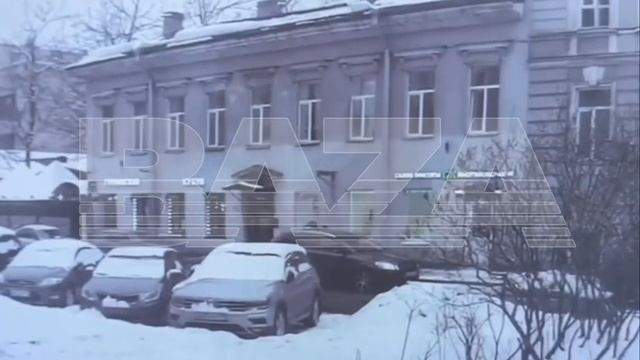 В Петербурге глыба льда упала на голову девушке.