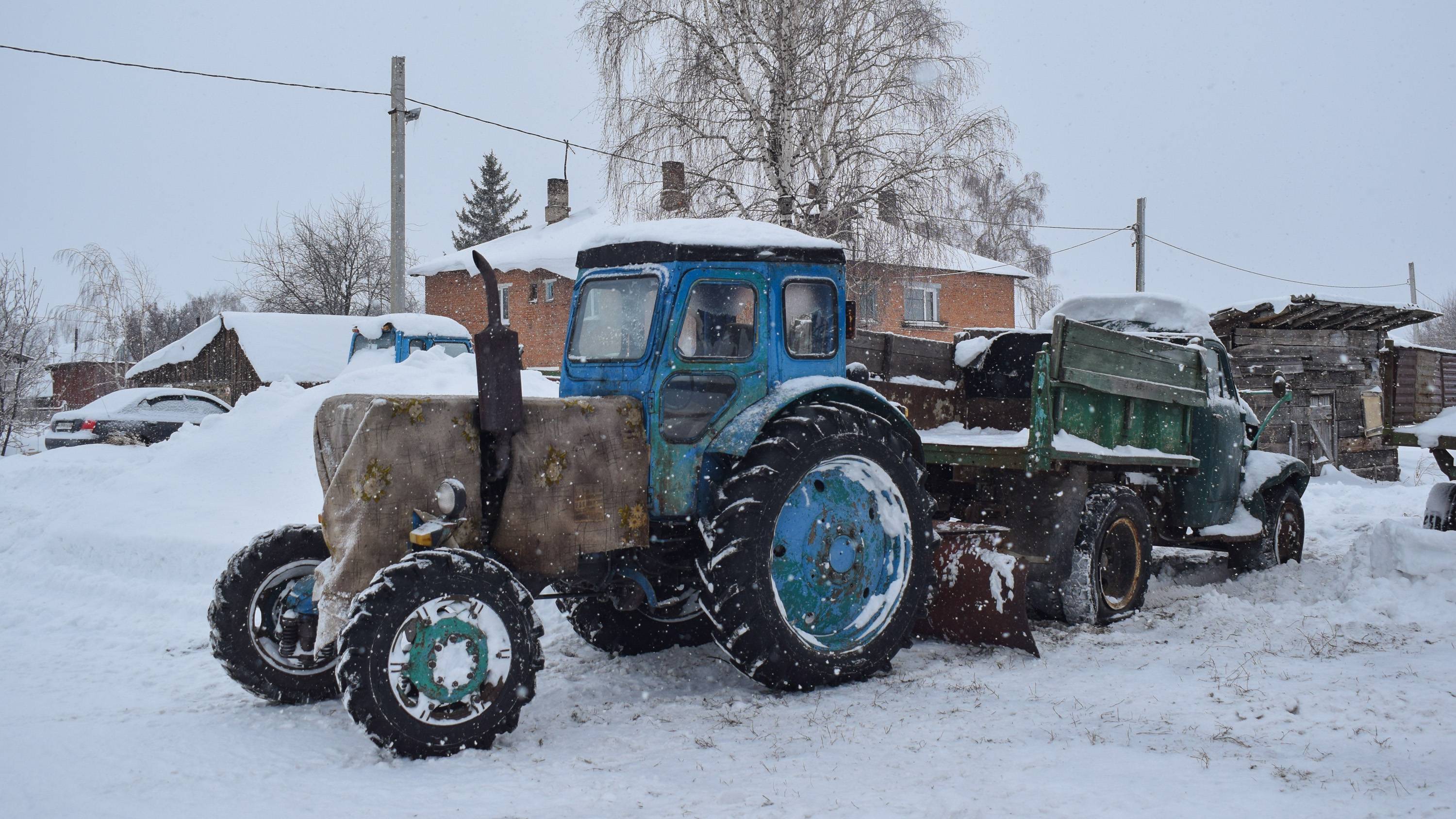 Трактор Т-40АМ. Звук дизеля Д-144. / An old Soviet T-40 tractor. The sound of diesel engine D-144.