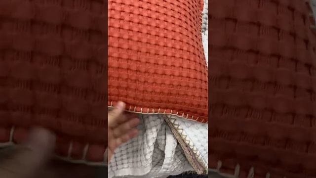 Варианты обработки края у вафли и других тканей. Смотрите в видео и подписывайтесь на наш канал.