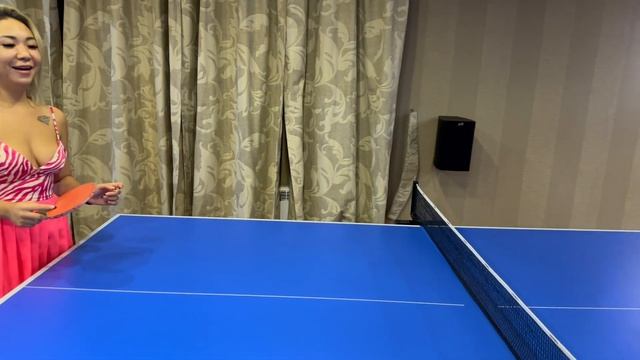 Девушки играют в Теннис