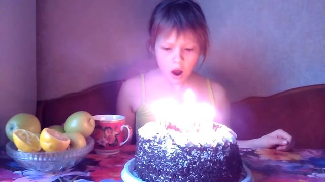 Задуваю свечи на торте😚🎂