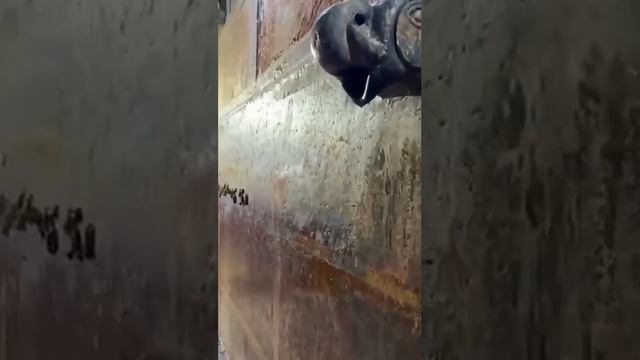 В Индии прихожане храма пили воду из кондиционера, думая, что она течёт со стоп Кришны