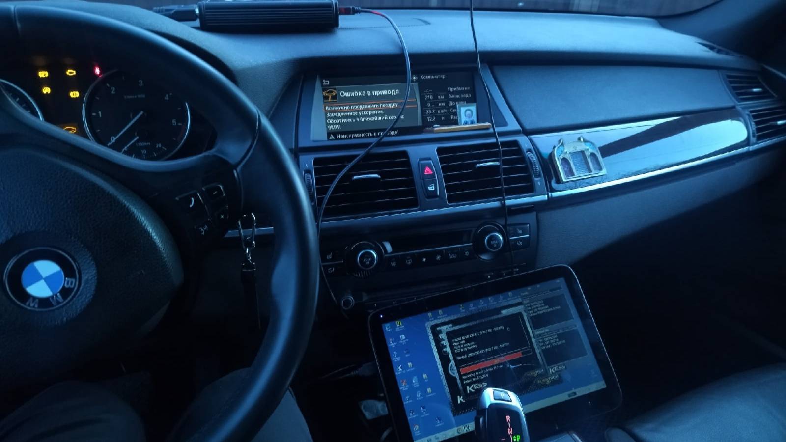 Изменил напряжение  заряда аккумулятора на BMW X5 E70 3.0Sd