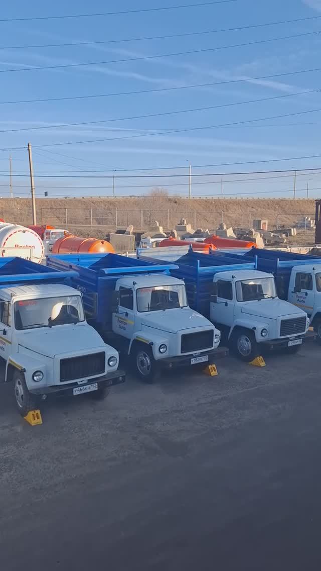В продаже самосвалы и ассенизаторы. Автосалон грузовых автомобилей в городе Волгограде.