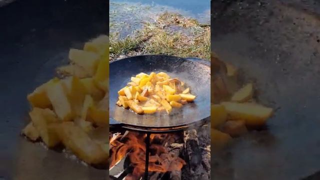 Жареная картошка, на берегу лесного озера. Что может быть вкуснее.