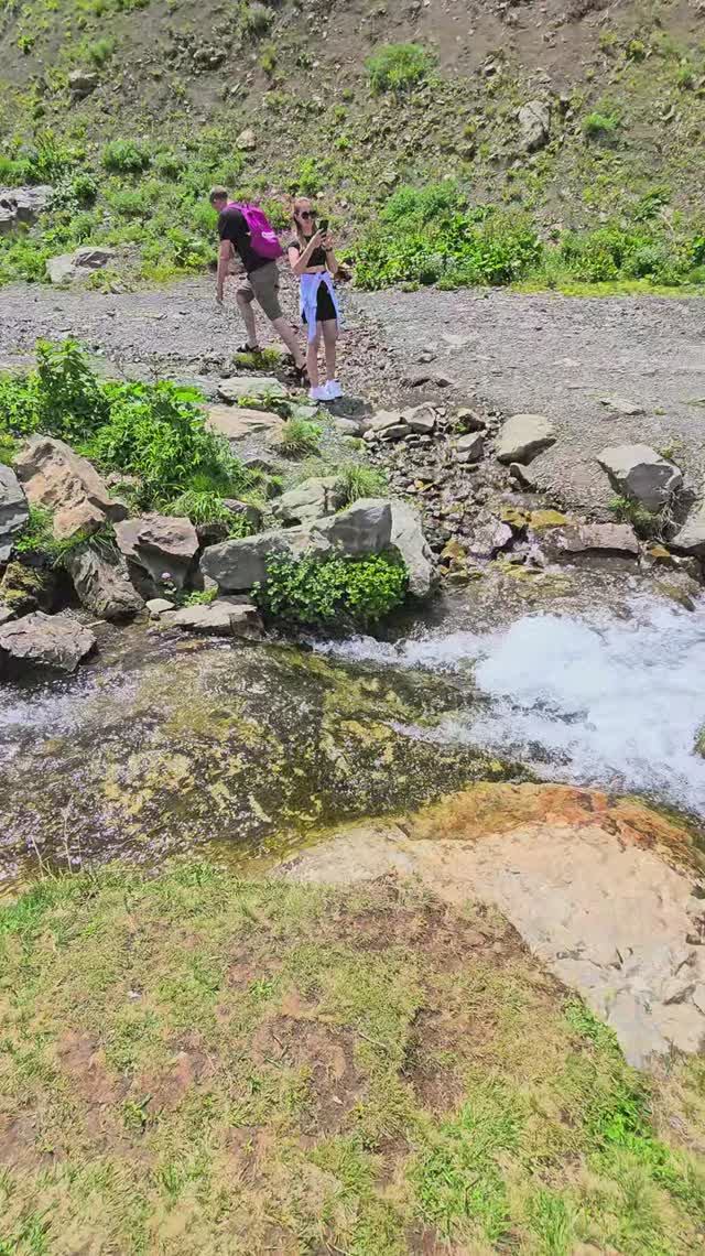 В горах Краснодарского края, ручей, вбегающий в водопад Медвежий