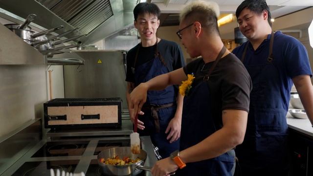 Professional host tries to make Apple crumble - Cooking with Chris