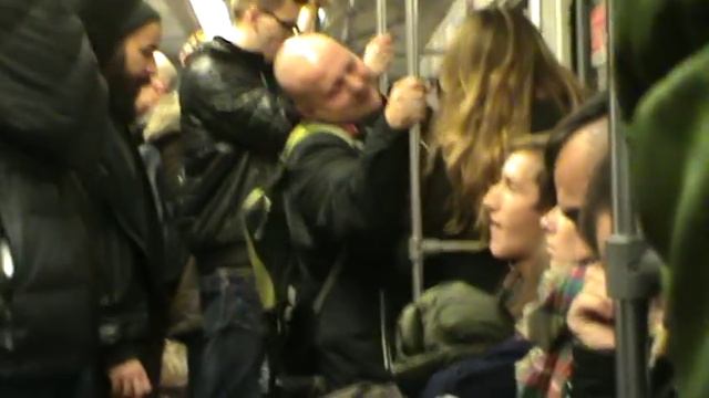 Мужик зажигает в питерском метро.