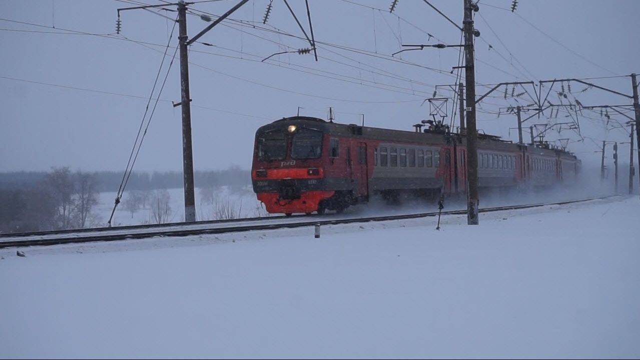 Электропоезд ЭД9М-0247 летит вихри снежные крутя.