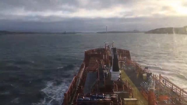 Entrance to the Milford Haven. Mooring of the vessel. Порт Милфорд Хавен, швартовка судна.Timelapse