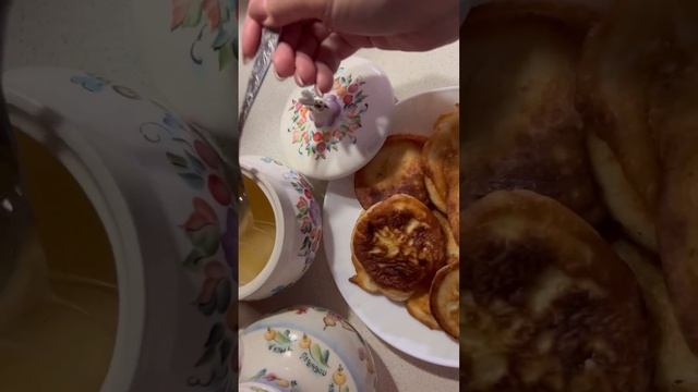 Оладьи без яиц. Кефир не должен быть холодным! Быстро и вкусно! #оладьи #оладушки #завтрак #казачка
