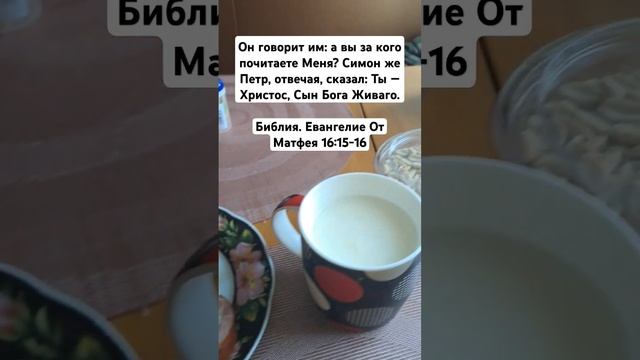 Мой вчерашний обед. Картошка толчёная с мясом и подливкой, колбаса, освящёный хлеб, арахис.
