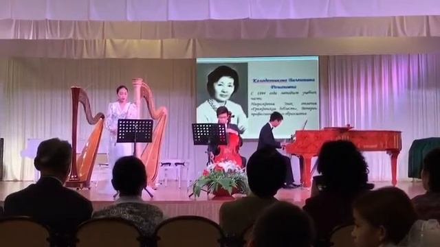 Выступление Айлии и Айыллаана Саввиновых. Высшая школа музыки.