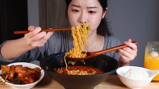 틈새라면 3봉 매운고추 파김치 라밥 리얼사운드먹방/THE SPICIEST KOREAN NOODLES Mukbang Eating Show Mì Cay Mie pedas 最も辛い麺