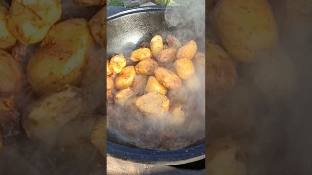 Мясо в казане на костре