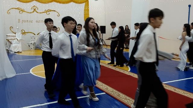 Школьный новогодний бал