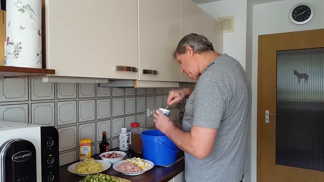 Окрошка.Cold vegetable soup-Okroshka.