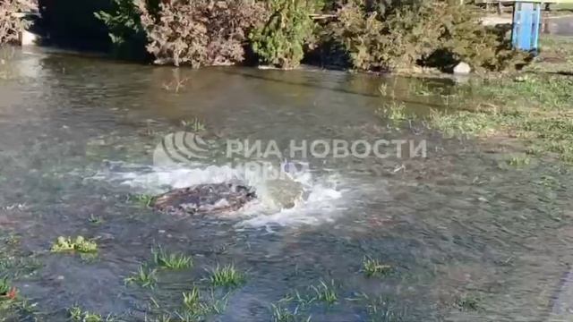 В центре Симферополя прорвало трубу: залило проезжую часть