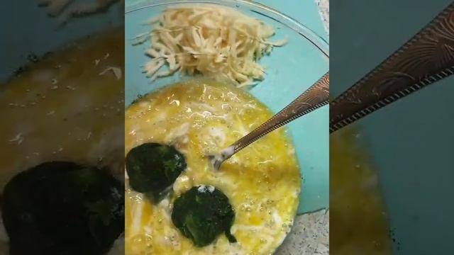 кекс омлет с курочкой, шпинатом, цветной капустой и сыром